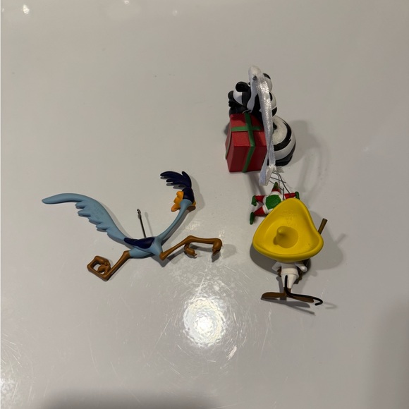 Lot of 3 looney tunes ornaments!! Pepe le pew, speedy Gonzales, and roadrunner - Picture 2 of 2